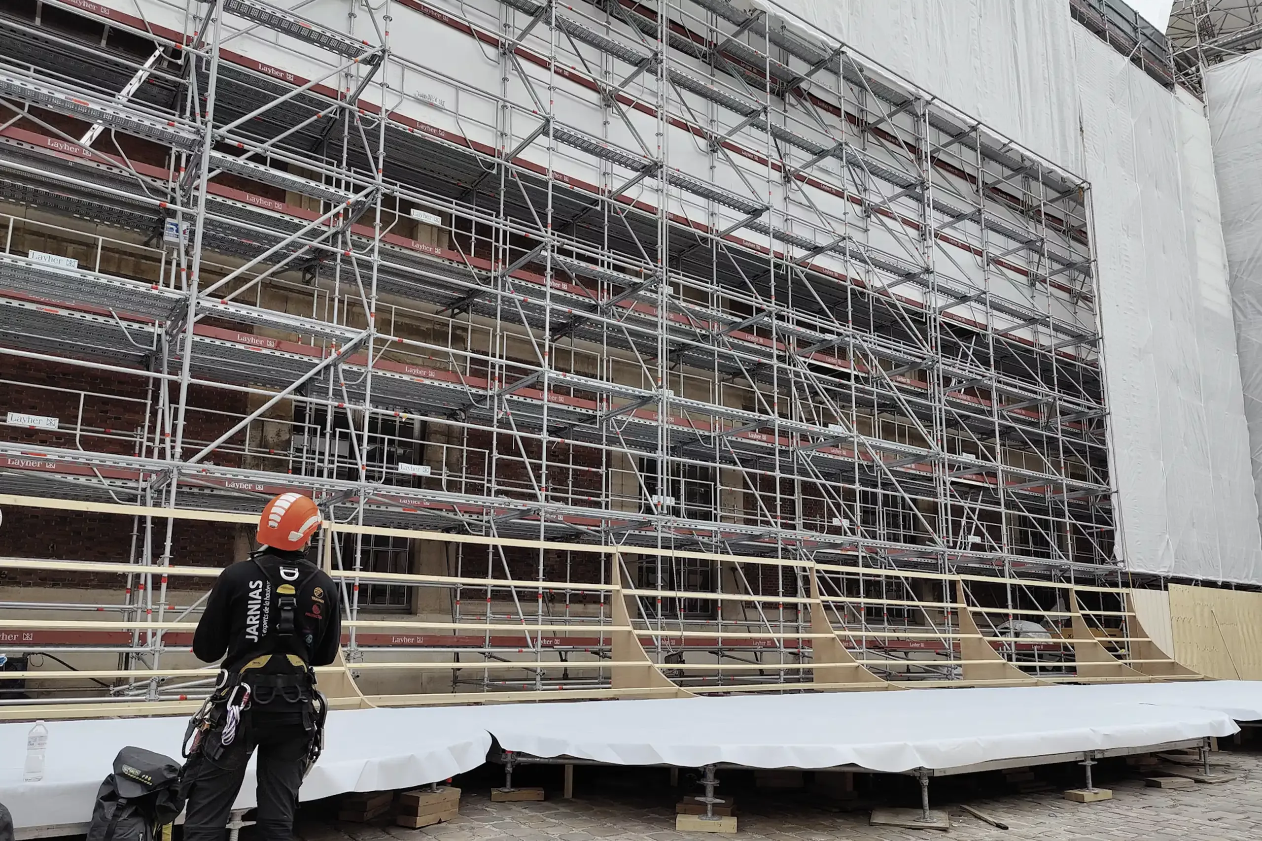 Stagiaire Jarnias Formation contrôlant un échafaudage de façade dans le cadre d’une formation utilisation et vérification d'échafaudages fixes